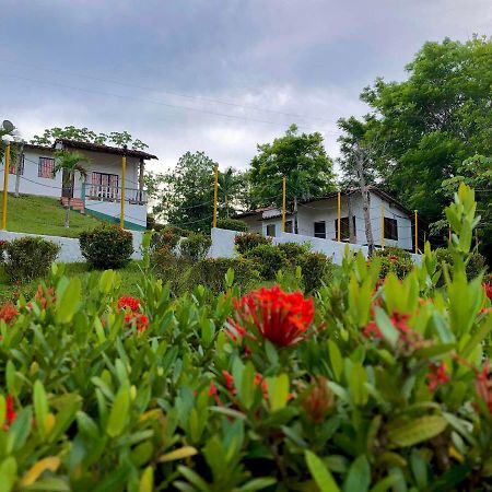 Hotel Candilejas Puerto Berrio Екстериор снимка